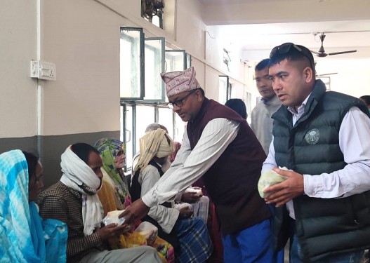 'गिरिजाबाबु'को स्मृति दिवसमा विरामीलाई फलफूल वितरण